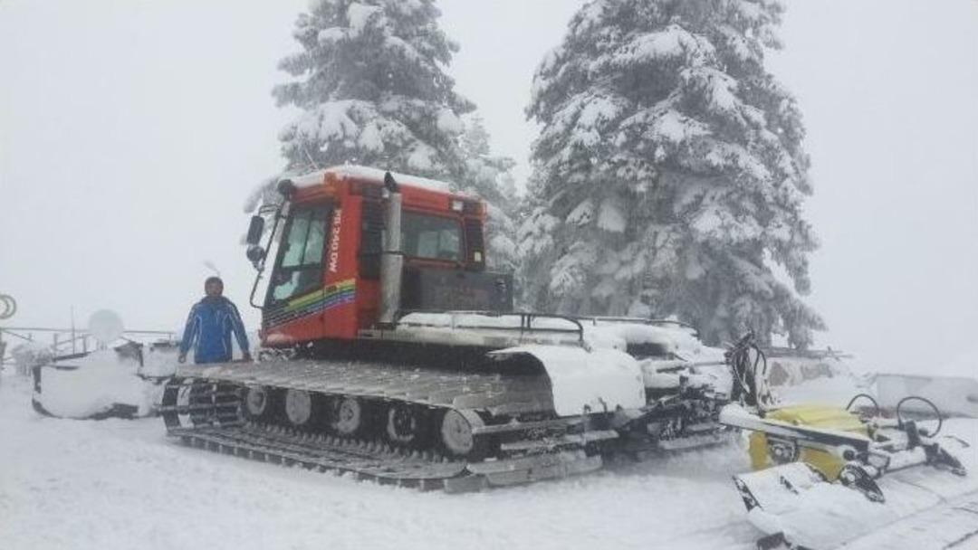 Uludağ&rsquo;da Kar Kalınlığı Yarım Metre, İş Makineleri Pistleri Hazırlıyor