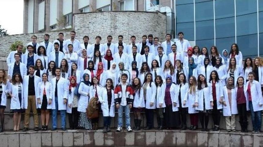 Gen&ccedil; Doktorlar &Ouml;nl&uuml;k Giydi