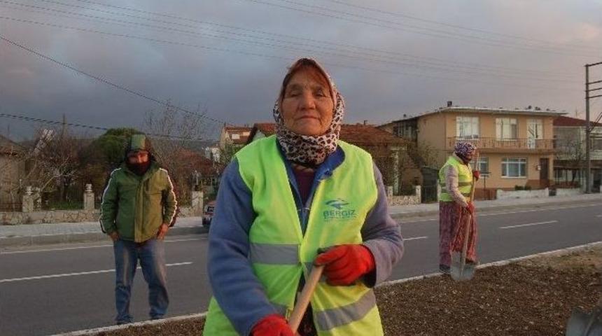 75 Yaşındaki Kadın Yol Düzenlemesinde Çalışıyor