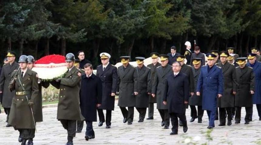 YAŞ &Uuml;YELERİ ANITKABİR'İ ZİYARET ETTİ