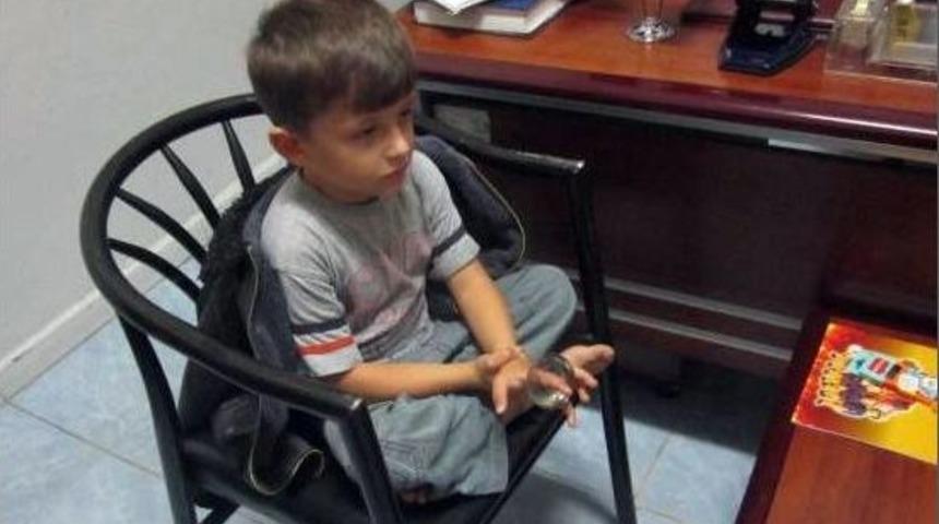 K&uuml;&ccedil;&uuml;k &Ccedil;ocuk Parmağını Musluğun Aynasına Sıkıştırdı