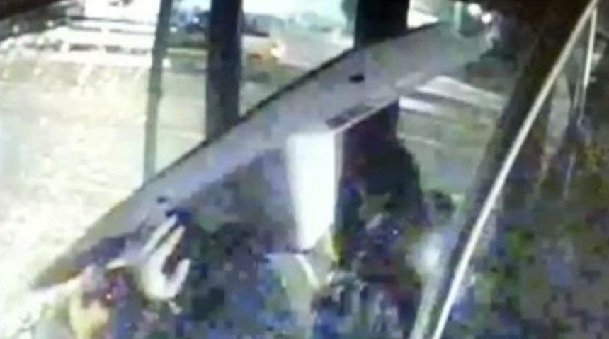 Merter&rsquo;deki Metrob&uuml;s Kazası G&uuml;venlik Kamerasında