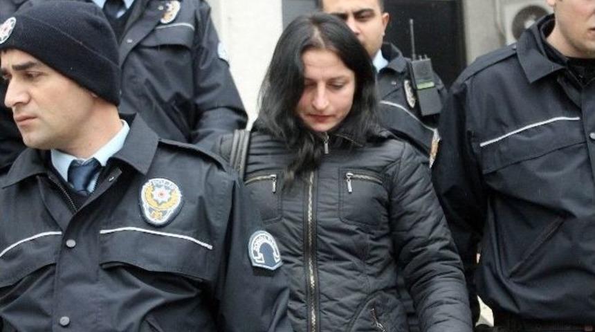 Eve Alkoll&uuml; Gelen Kocasını Boğarak &Ouml;ld&uuml;ren Kadın Hakim Karşısına &Ccedil;ıktı