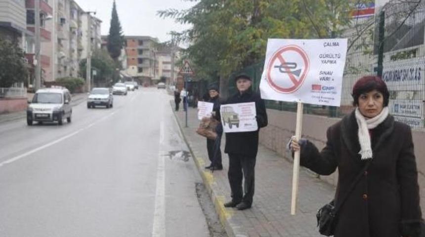 SINAV S&Uuml;RESİNCE S&Uuml;R&Uuml;C&Uuml;LERİ PANKARTLA UYARDILAR