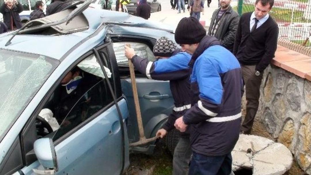 (&ouml;zel Haber) Ara&ccedil;ta Sıkışan Yaralıyı &ldquo;kazma&rdquo; İle Kurtarma &Ccedil;abası