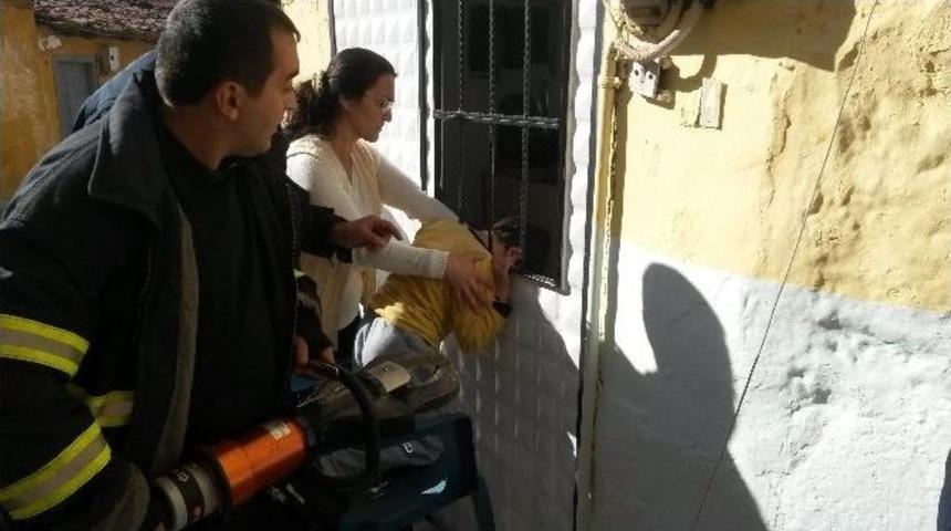 Kafasını Demir Parmaklıklara Sıkıştırdı