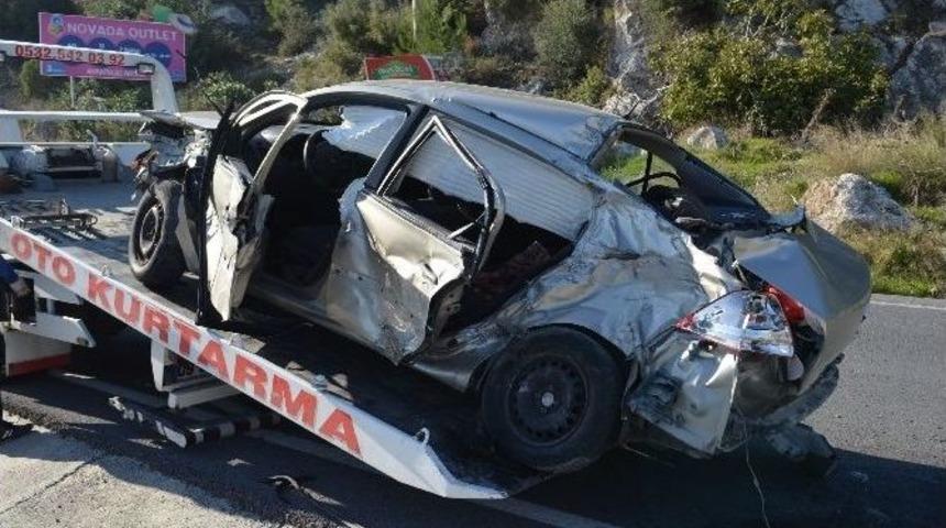 S&ouml;ke&rsquo;de Otomobil Karşı Şeride Ge&ccedil;ip Tırla &Ccedil;arpıştı: 4 Yaralı