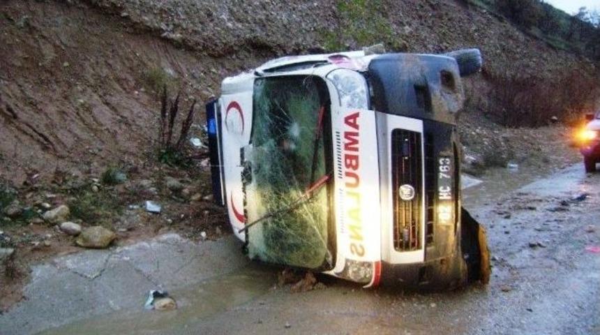 Ambulans Kaza Yaptı: 3 Yaralı