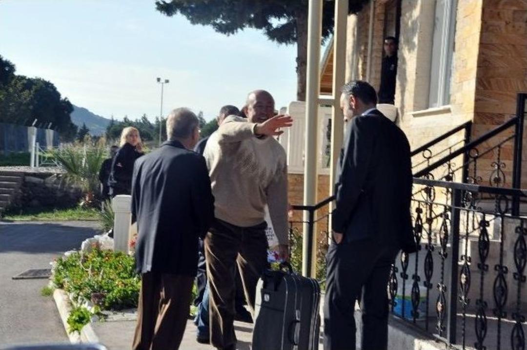 Prof. Dr. Pek&uuml;nl&uuml; Cezaevine Girdi