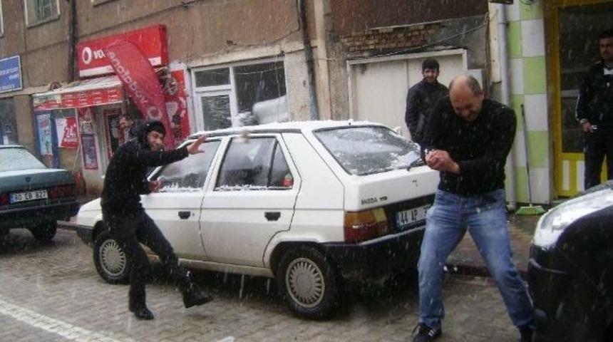 Yılın İlk Karına Esnaf Ve &Ouml;ğrenci Sevinci