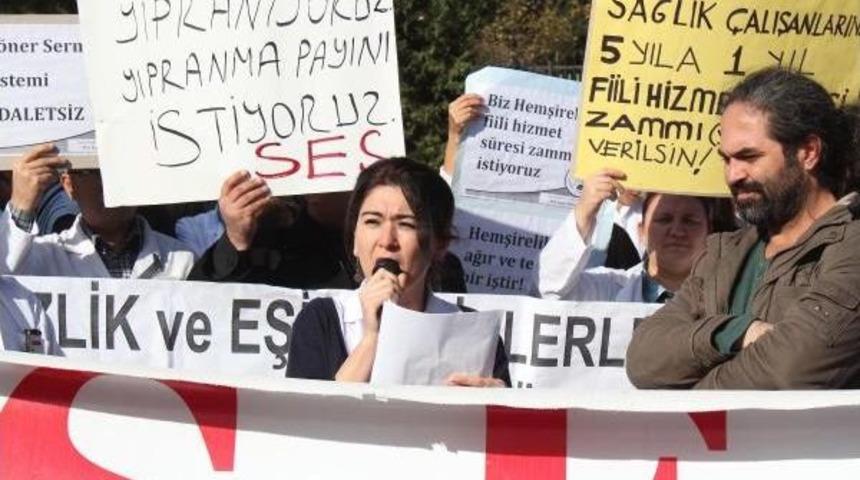 Sağlık &ccedil;alışanlarından hastane bah&ccedil;esinde eylem