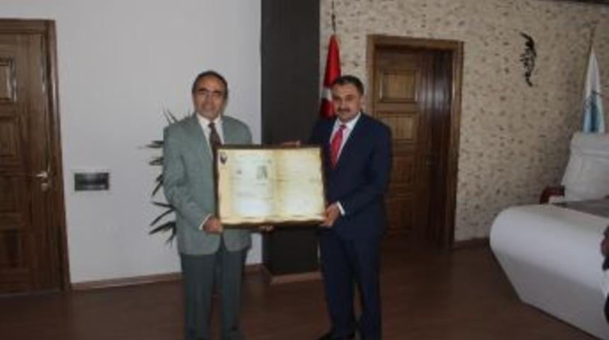 Develi Belediye Başkanı Cabbar&rsquo;a Develi&rsquo;nin İlk Gazetesi Hediye Edildi