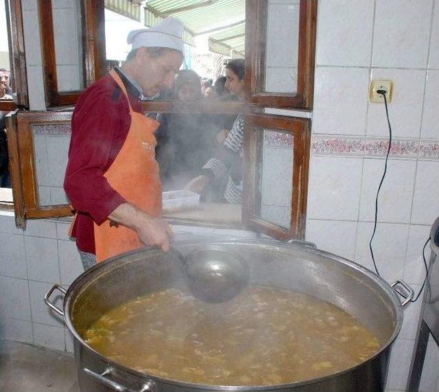 Iraklı Doktor, M&uuml;hendis, Albay Aşevinden Yemek Alıyor 2