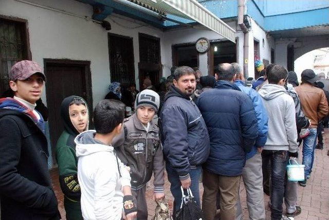 Iraklı Doktor, M&uuml;hendis, Albay Aşevinden Yemek Alıyor 3