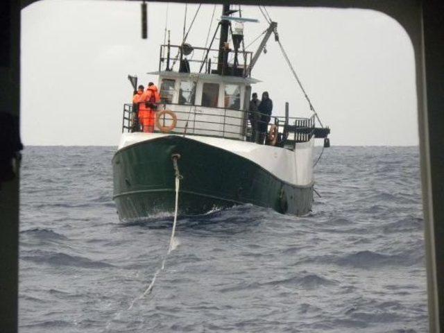 Sürüklenen gemideki 235 suriyeli kaçak, böyle kurtarıldı
