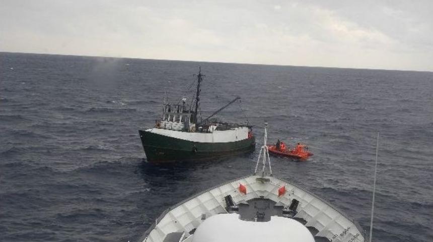 Mahsur Kalan Balık&ccedil;ı Teknesi Sahil G&uuml;venlik Ekiplerince Kurtarıldı