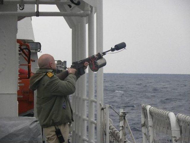 Mahsur Kalan Balık&ccedil;ı Teknesi Sahil G&uuml;venlik Ekiplerince Kurtarıldı 1