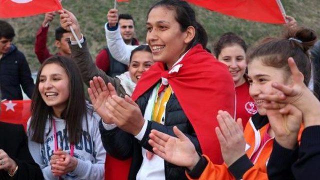 Dünya 3'üncüsü boksçuya coşkulu karşılama