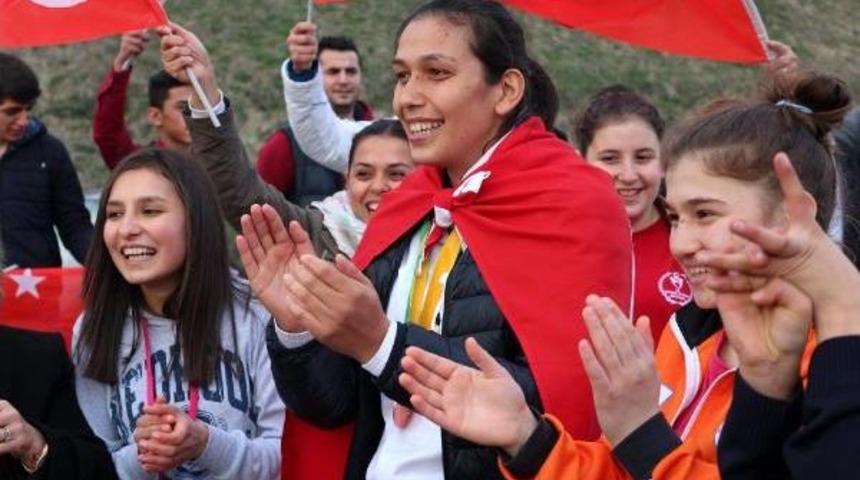 D&uuml;nya 3'&uuml;nc&uuml;s&uuml; boks&ccedil;uya coşkulu karşılama