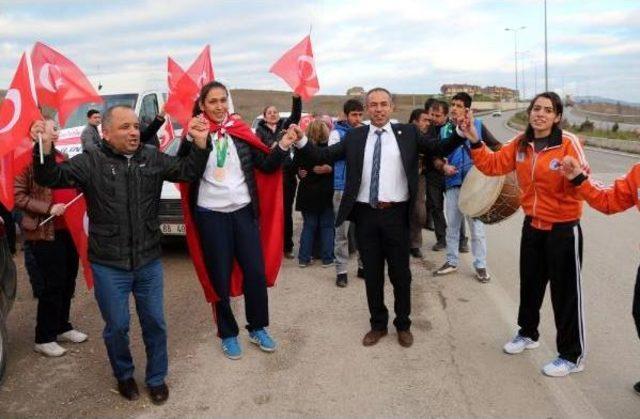 Dünya 3'üncüsü boksçuya coşkulu karşılama