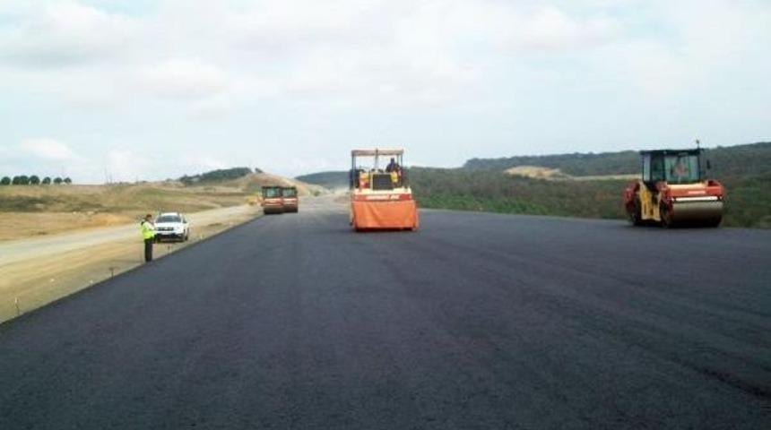 3. k&ouml;pr&uuml; g&uuml;zergahının avrupa yakası'nda ilk asfalt