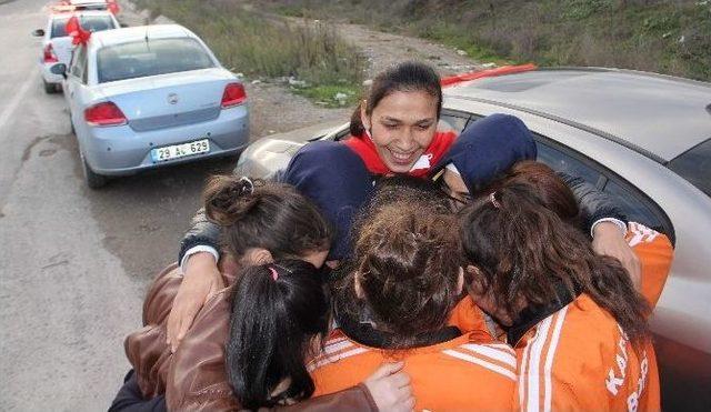 Dünya Üçüncüsü Boksöre Davullu Ve Zurnalı Karşılama