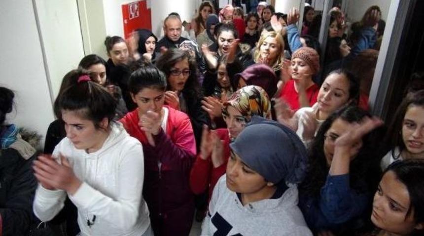&Uuml;niversite &ouml;ğrencileri, kapatma kararı alınan yurdu boşaltmadı