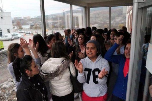 Üniversite öğrencileri, kapatma kararı alınan yurdu boşaltmadı