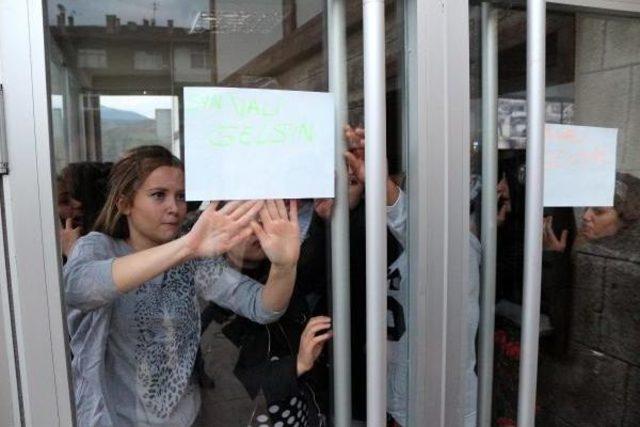 Üniversite öğrencileri, kapatma kararı alınan yurdu boşaltmadı