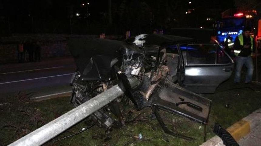 Otomobil aydınlatma direğine &ccedil;arptı: 1 &ouml;l&uuml;