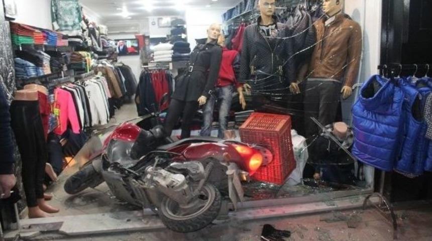 Motosikletle D&uuml;kkan Camından Girdi