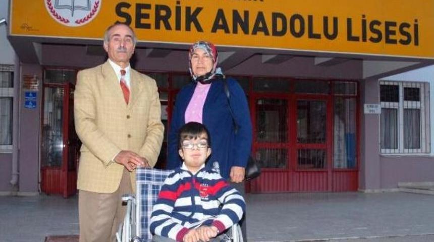 Emekli &ouml;ğretmen ve eşi, kendilerini engelli oğullarının eğitimine adadı