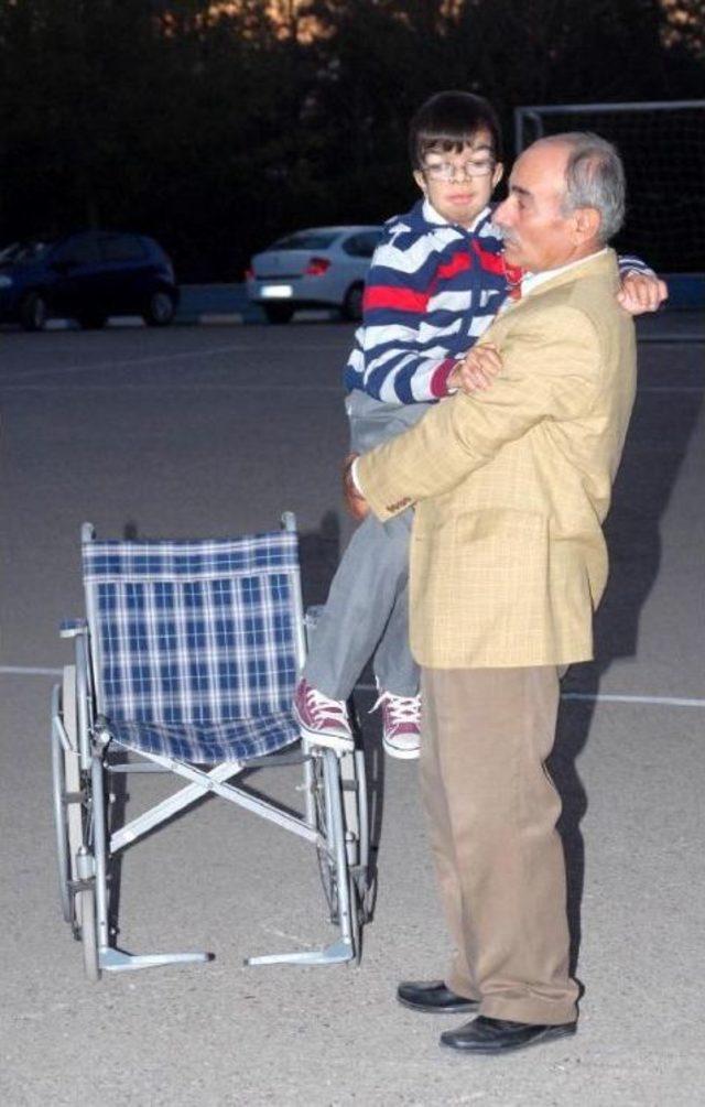 Emekli öğretmen ve eşi, kendilerini engelli oğullarının eğitimine adadı