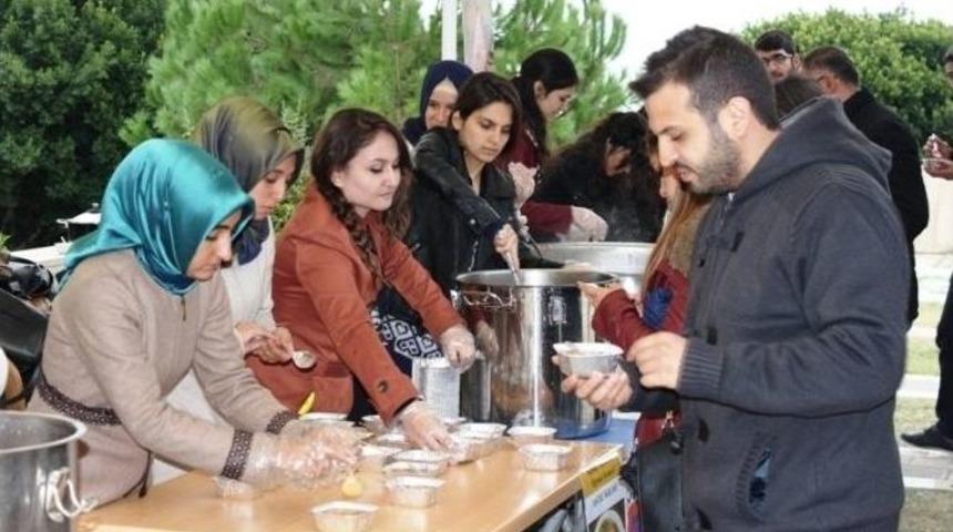 Mersin &Uuml;niversitesi&rsquo;nde Bir İlk: &Ouml;ğrencilere Aşure İkramı