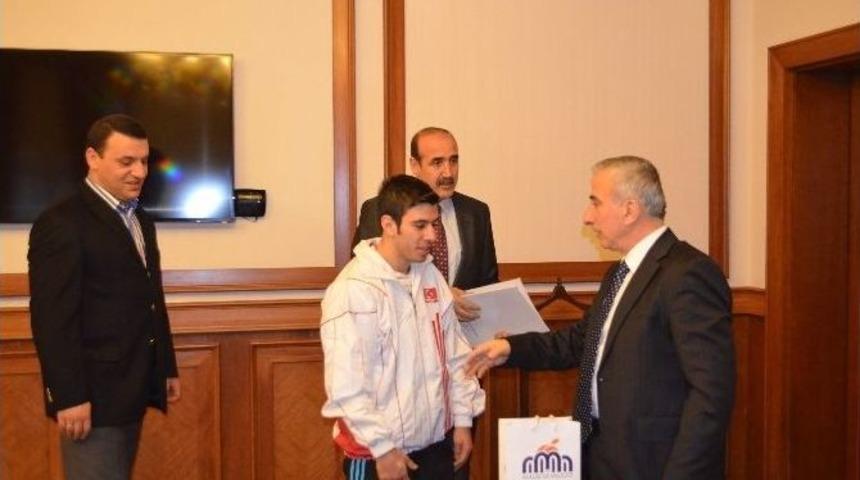 Milli Sporcular Vali S&uuml;leyman Kam&ccedil;ı&rsquo;yı Ziyaret Etti