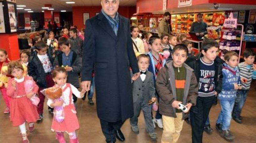 Başkan, k&ouml;y &ccedil;ocuklarının sinema ve hamburger isteğini yerine getirdi