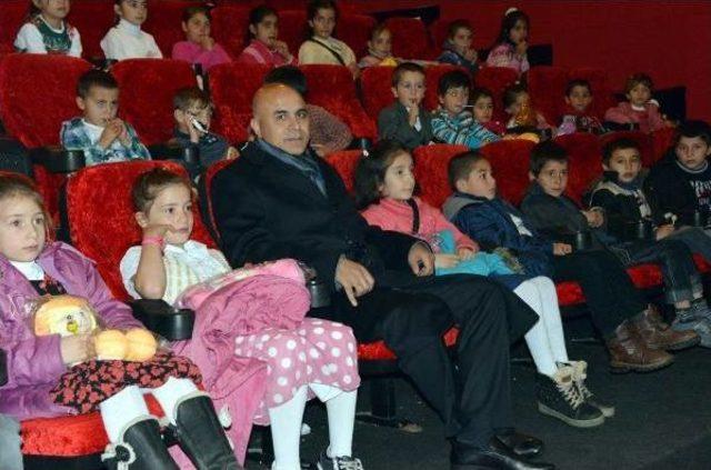 Başkan, k&ouml;y &ccedil;ocuklarının sinema ve hamburger isteğini yerine getirdi 1