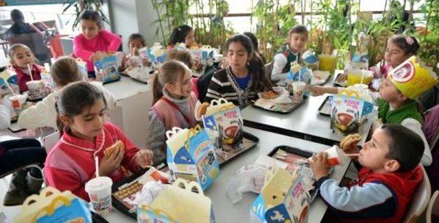 Başkan, k&ouml;y &ccedil;ocuklarının sinema ve hamburger isteğini yerine getirdi 2