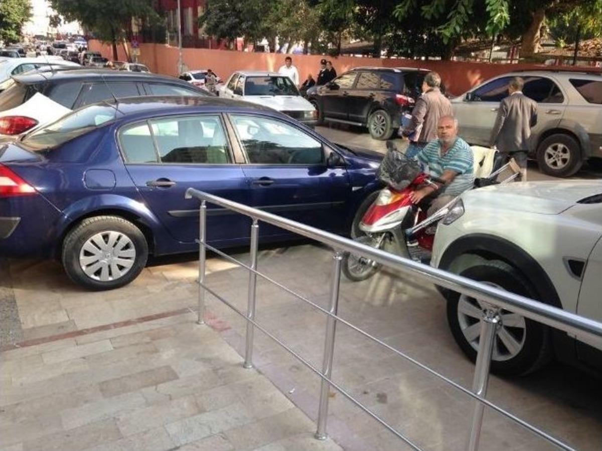 Engelsiz Belediye Hizmet Binasında Otomobil Engeli