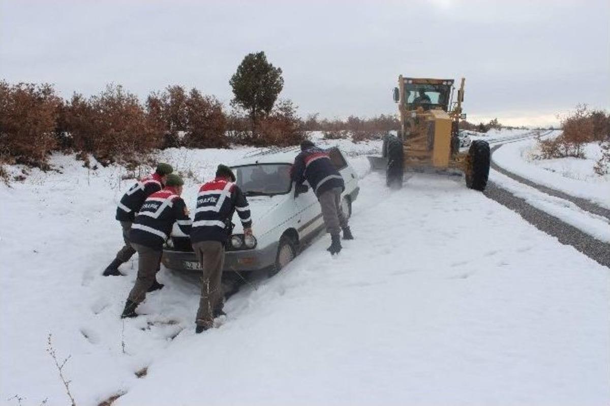 Jandarma Yolda Kalan Ara&ccedil;lar İ&ccedil;in Seferber Oldu