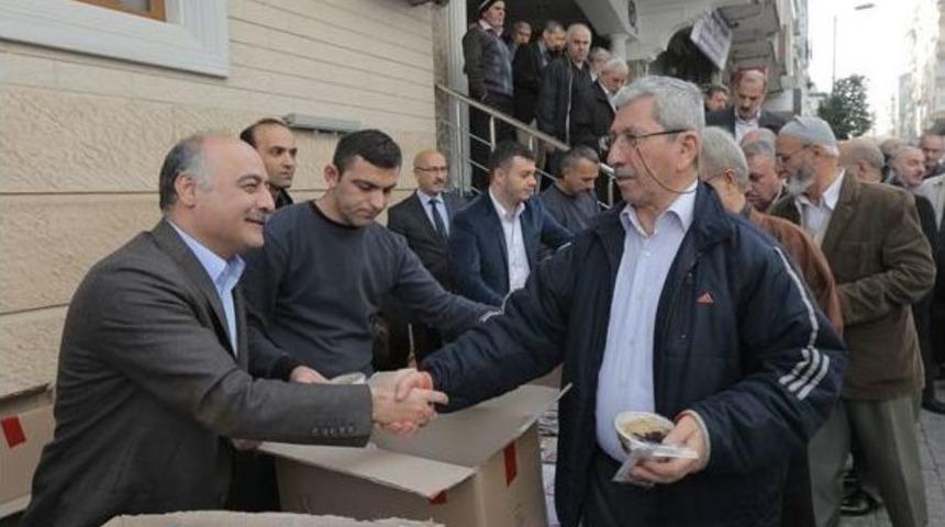 G&uuml;ng&ouml;ren Belediyesi 30 Bin Aşure Dağıttı