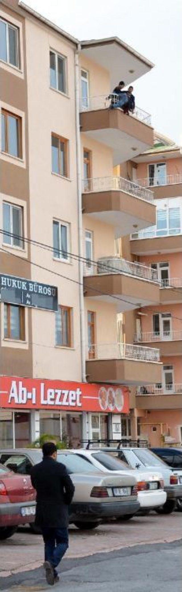 O işçiler hukuk bürosu tabelası asmış 2