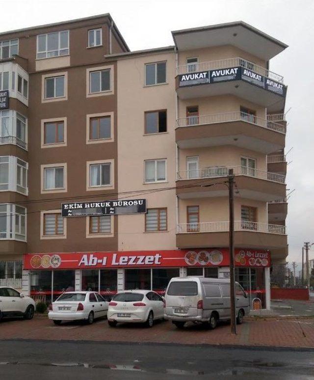 O işçiler hukuk bürosu tabelası asmış 3