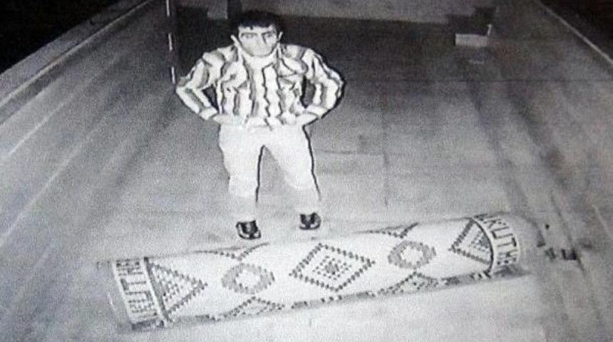 Cami hırsızı g&uuml;venlik kamerasından yakalandı