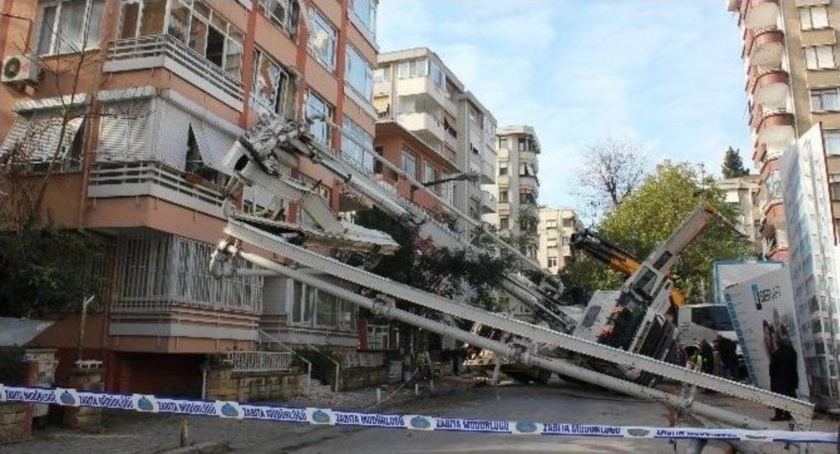 Beton Pompası Apartmanın &Uuml;zerine Devrildi