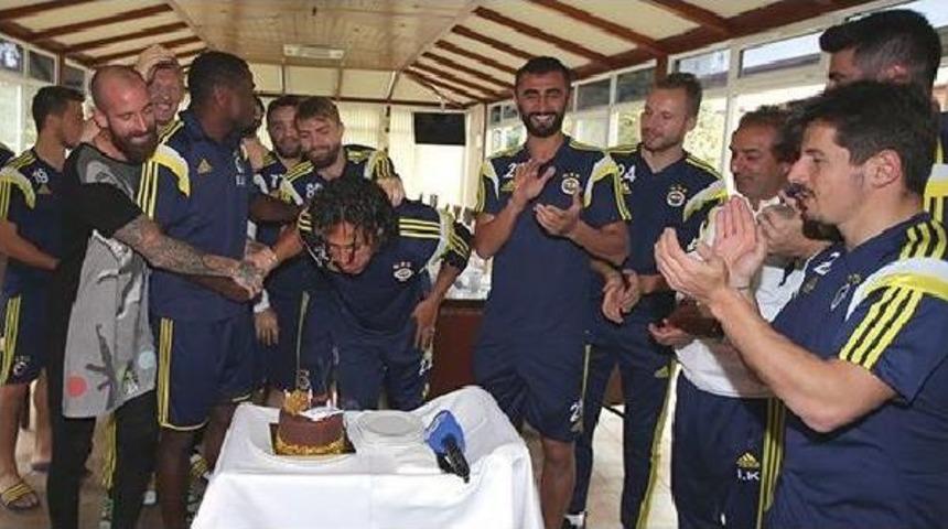 Fenerbah&ccedil;e'de g&ouml;khan g&ouml;n&uuml;l takımla &ccedil;alıştı