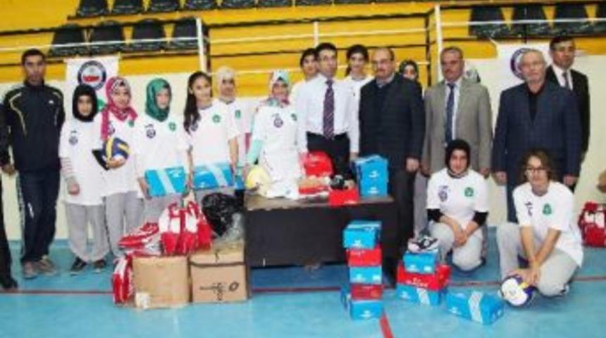 Voleybol Kursuna Katılanlara Malzeme Yardımı