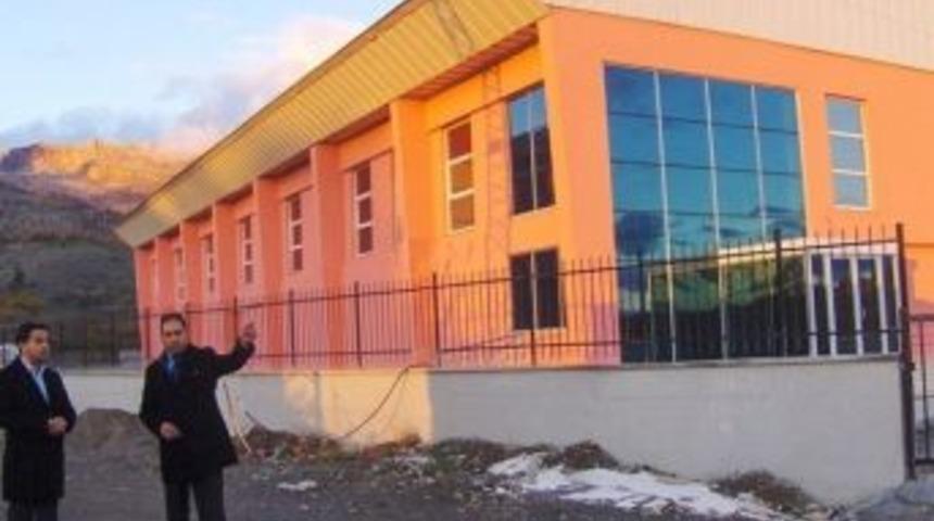 Gerger&rsquo;de Yeni Yapılan Kapalı Spor Salonu Hizmete A&ccedil;ıldı