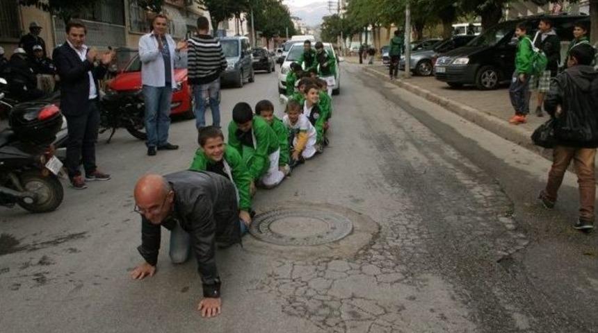 Miniklerden Dev Timsah Y&uuml;r&uuml;y&uuml;ş&uuml;