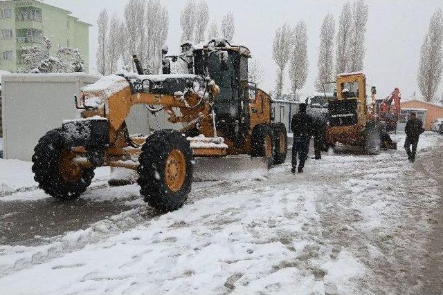 Tuşba Belediyesi&rsquo;nden Karla M&uuml;cadele Seferberliği 1